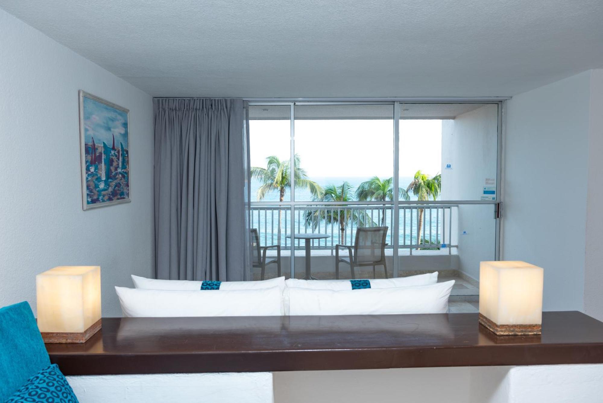 Ritz Acapulco All Inclusive Exterior photo A room at the Hilton San Diego Bayfront